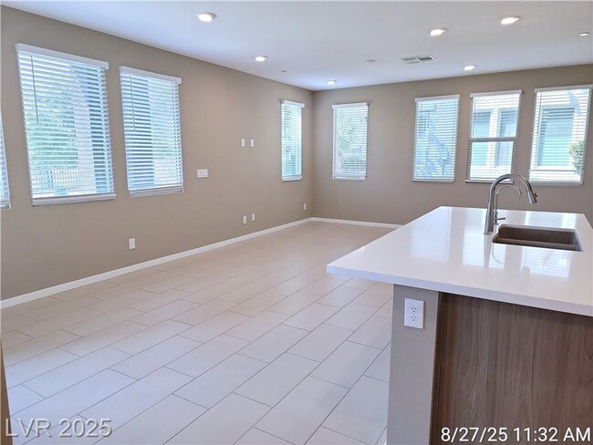 Building Photo - BEAUTIFUL 2 BED 2 BATH TOWNHOME IN SUMMERL...