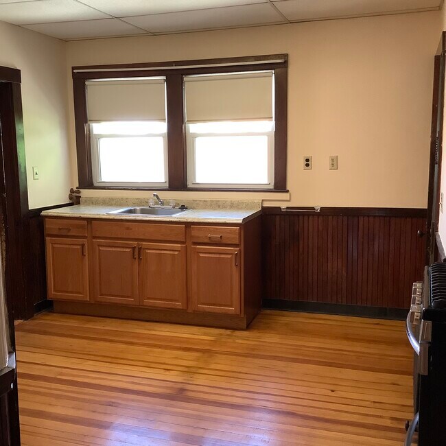 Building Photo - 64 North St