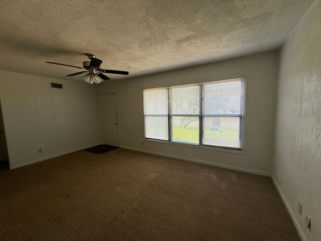 Foto del edificio - 1301 E Avenue H