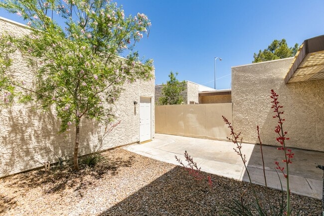 Building Photo - 2 Bedroom Townhome with 2 car attached garage in Henderson