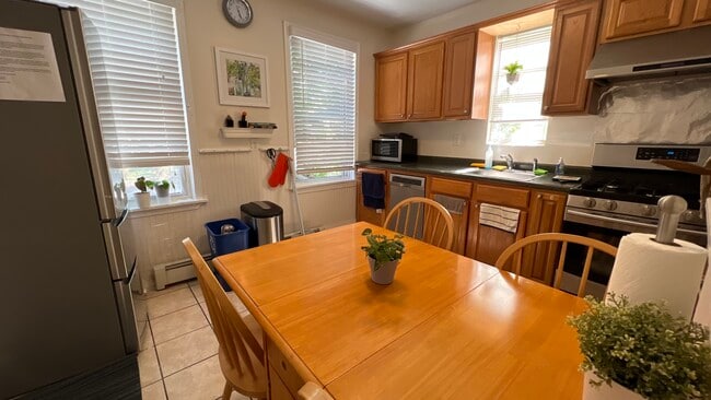 Building Photo - 76 Providence St