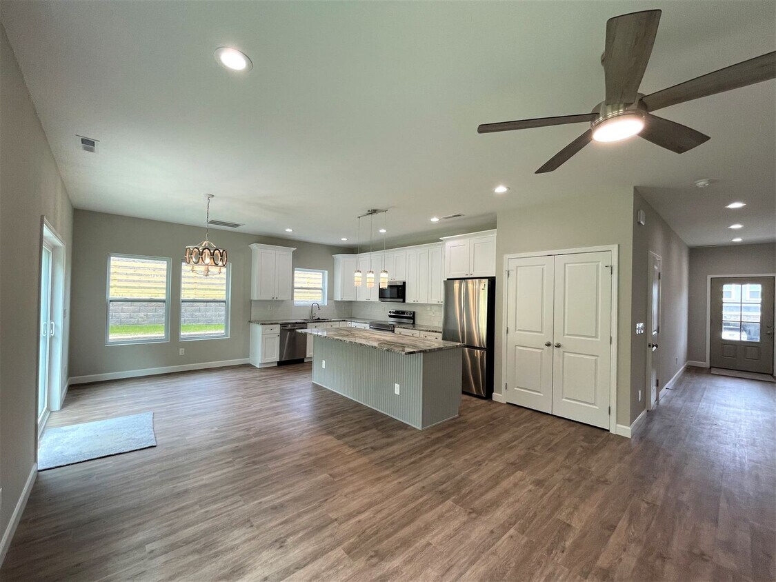 Foto principal - New Construction in an established neighbo...