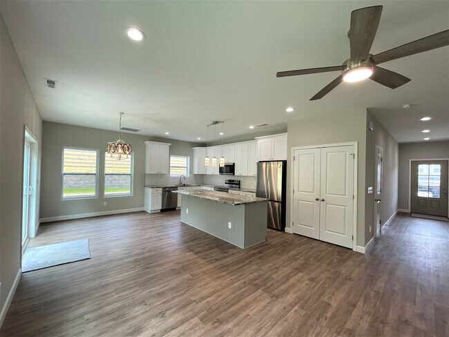 Foto del edificio - New Construction in an established neighbo...