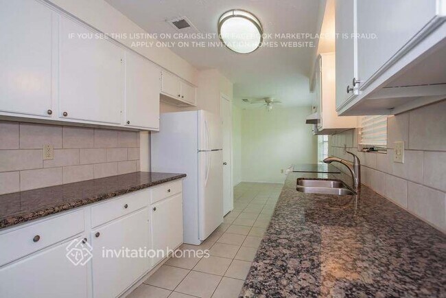 Building Photo - 16223 Barcelona Dr