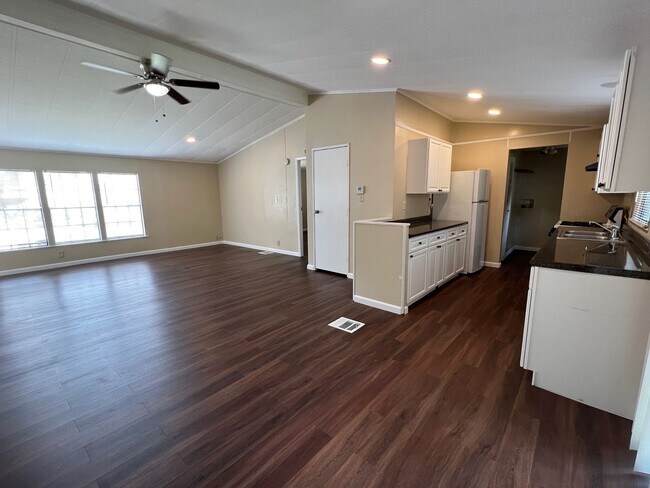 Foto del edificio - Spacious 3 bedrooms / 2 bath