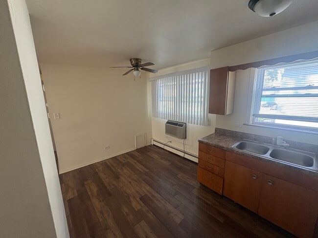 Building Photo - 12747 Hoyne Ave