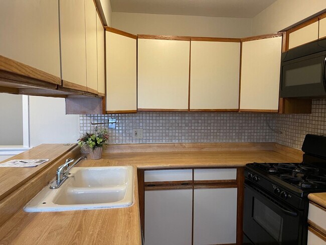 Building Photo - 2670 Woodview Ct