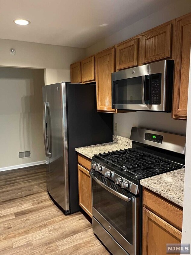 6 Vernon Ct, Waldwick, NJ 07463 Condo for Rent in Waldwick, NJ