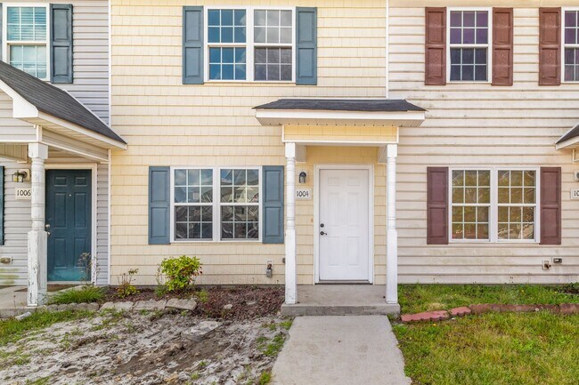 Foto del edificio - Charming 2-Bedroom 2.5-Bathroom Townhouse with Fenced Yard