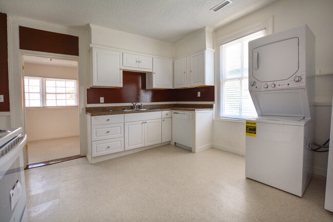 Building Photo - Downtown Duplex close to Hampton Park