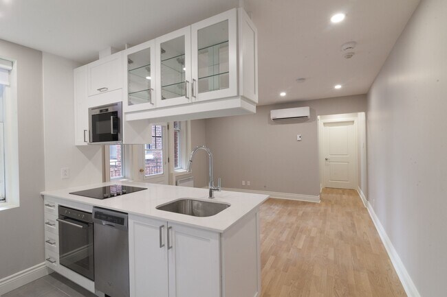 Building Photo - 4557 Rue Sherbrooke O