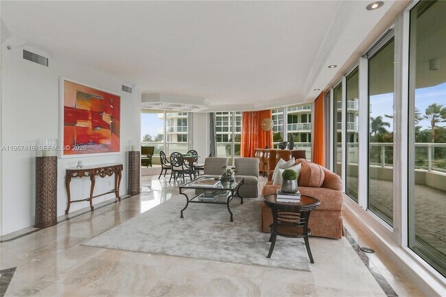 Foto del edificio - 6051 N Ocean Dr