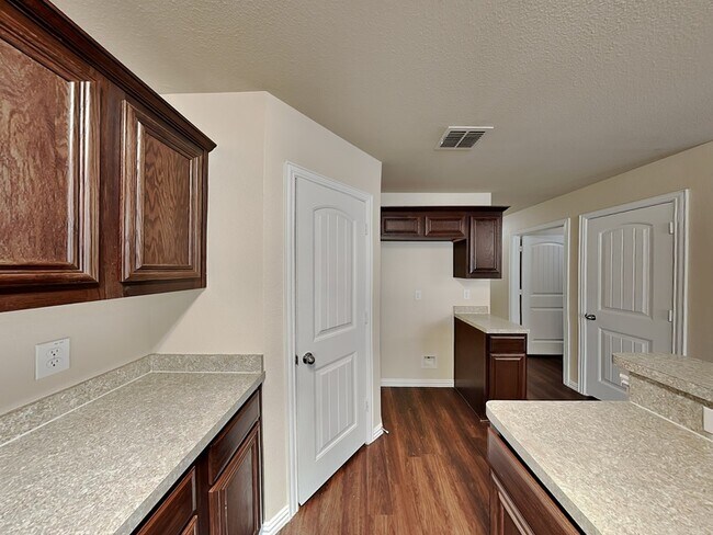 Building Photo - 705 River Garden Dr