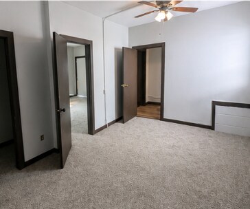 Dormitorio principal - Acceso directo al baño - 750 W Grand Ave