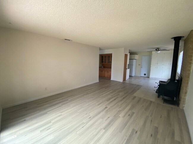 Building Photo - 3 bed 2 bath in convenient location
