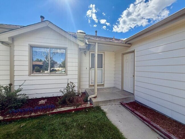 Foto del edificio - 3 Bedroom 2 Bath Tri Level Home with 2 Car...