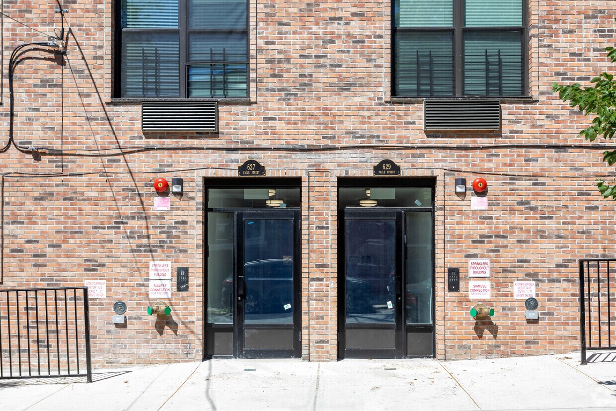 Foto del edificio - 627-629 Faile St