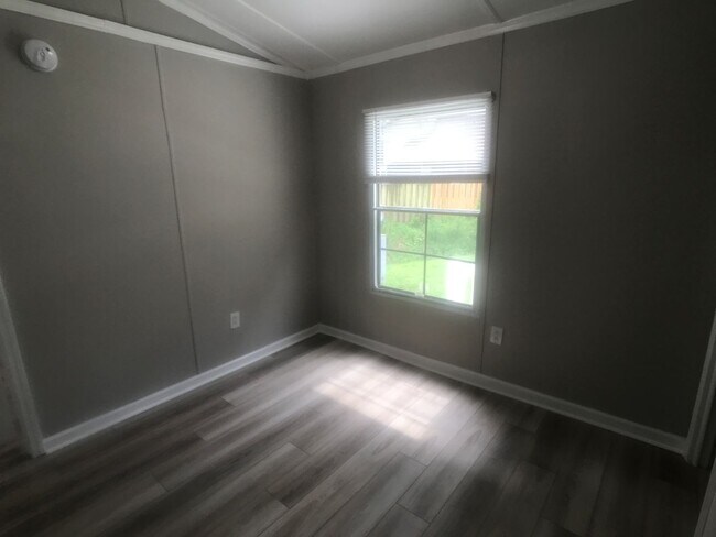 Foto del edificio - 6803 Waters Ave