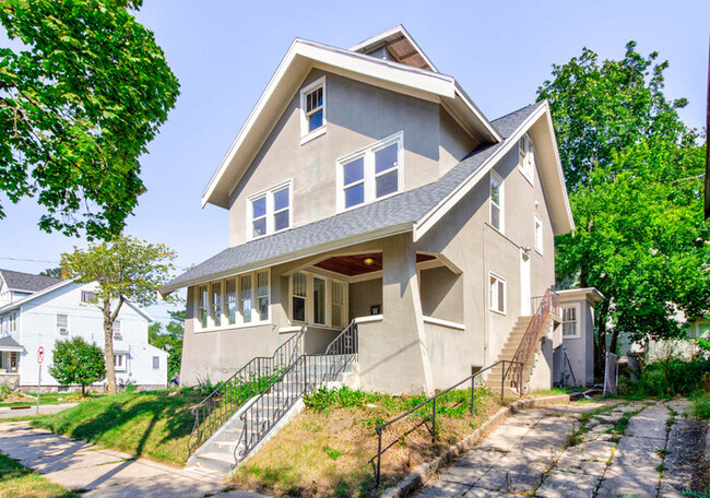 Building Photo - 600 Giddings SE -- GORGEOUS four bedroom home