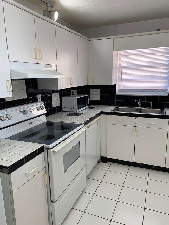 Kitchen - 137 Golden Isles Dr