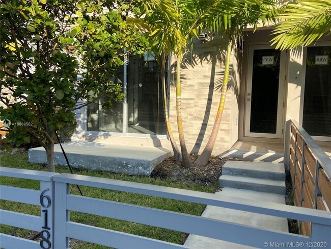 Foto del edificio - 636-612 NE 12th Ave