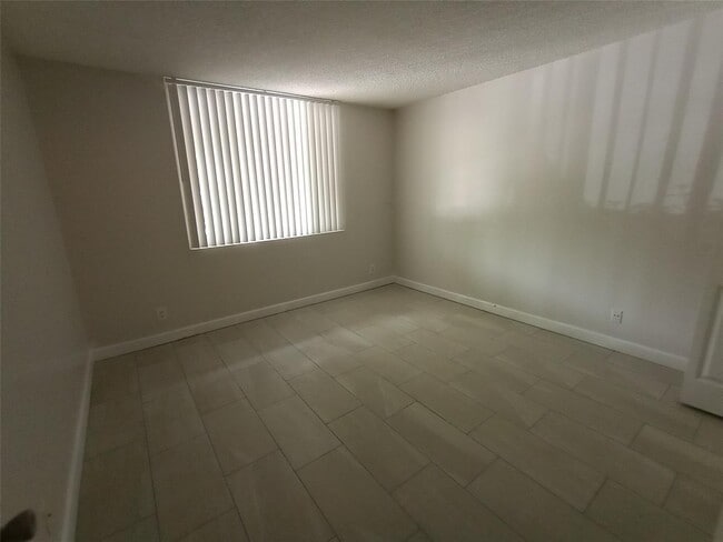 Foto del edificio - 751 Lyons Rd