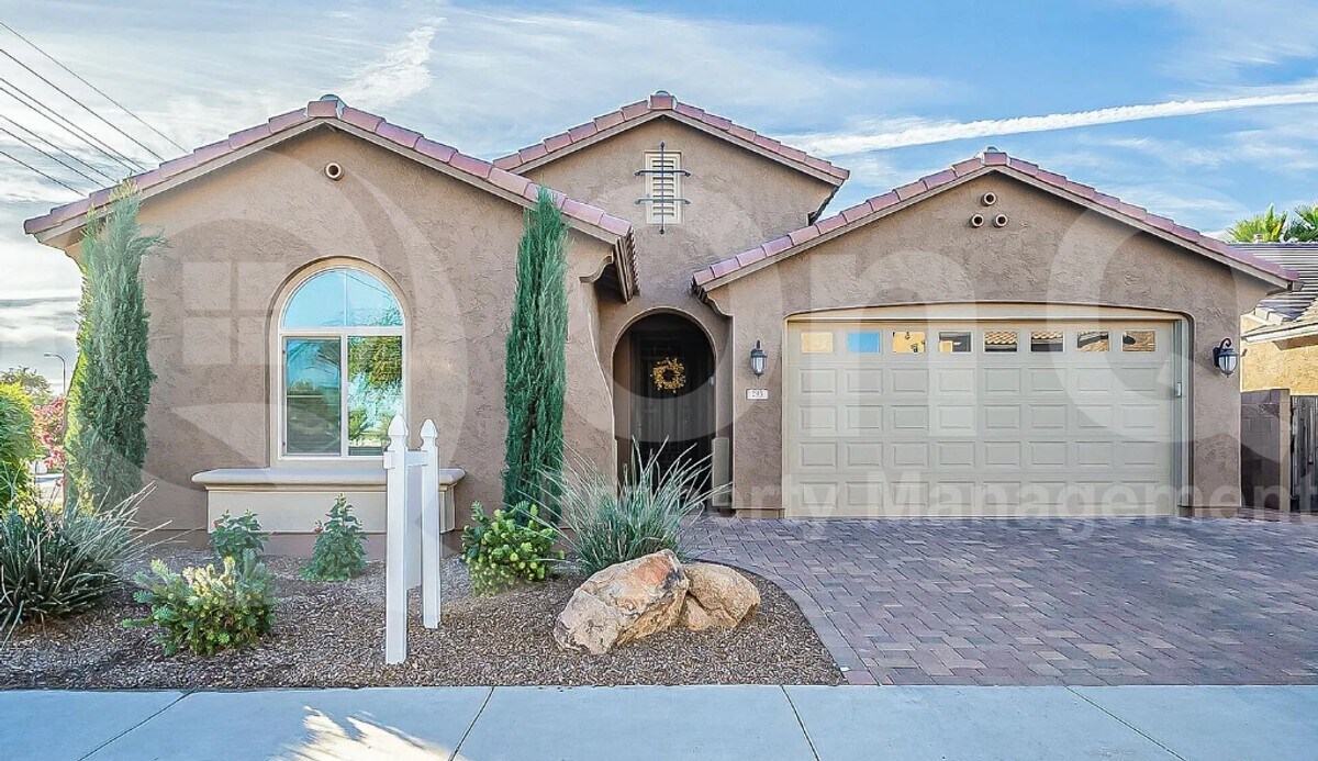 Foto principal - 293 E Glacier Dr