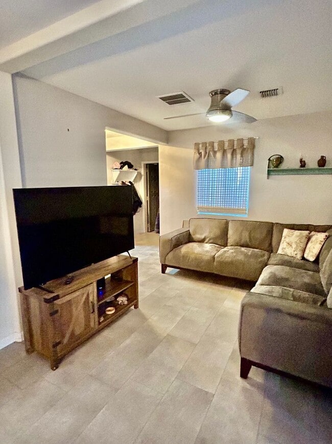 Building Photo - Spacious Foothills Retreat