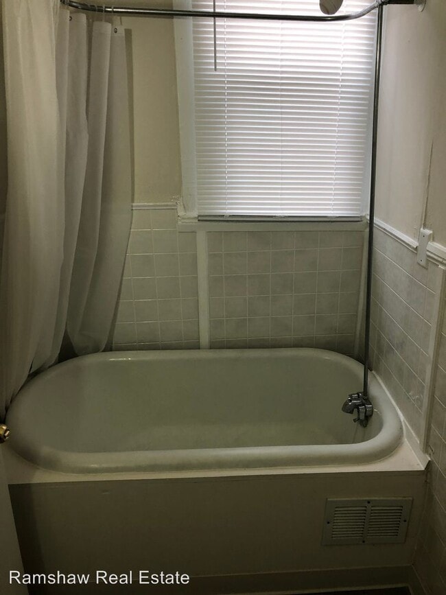 Building Photo - Studio, 1 bath Apartment - 703 W. Park