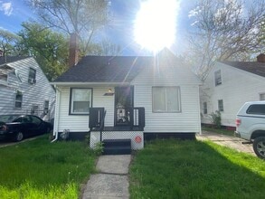 Building Photo - 8850 Rosemont Ave