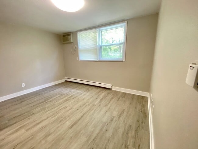 Building Photo - Highland Park Apartments | Deluxe 2 Bedroom