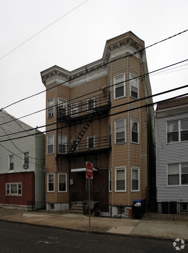 Foto del edificio - 77-79 Sherman Ave