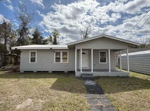 Building Photo - 898 SE St Johns St