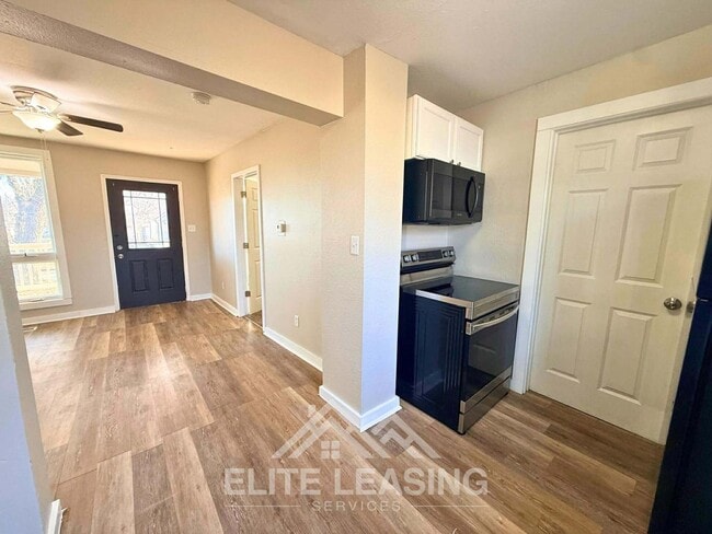 Building Photo - Charming 3 Bedroom Home close to Hospitals! Available Now!