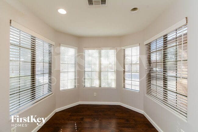 Foto del edificio - 13414 W Port Royale Ln
