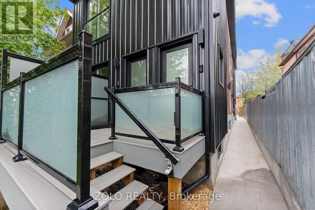 Photo du bâtiment - 1556 Davenport Rd