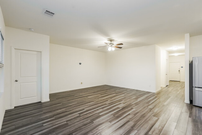 Foto del edificio - 4049 Fringe Tree Ln