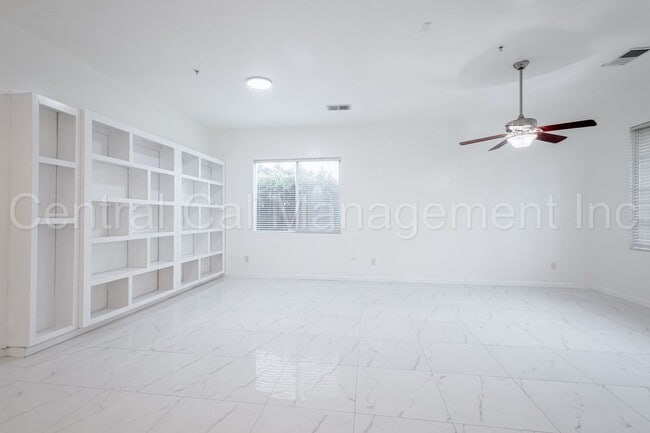 Foto del edificio - 4 Bedroom/3 Bath Home with Paid Solar - $3295 Per Month!