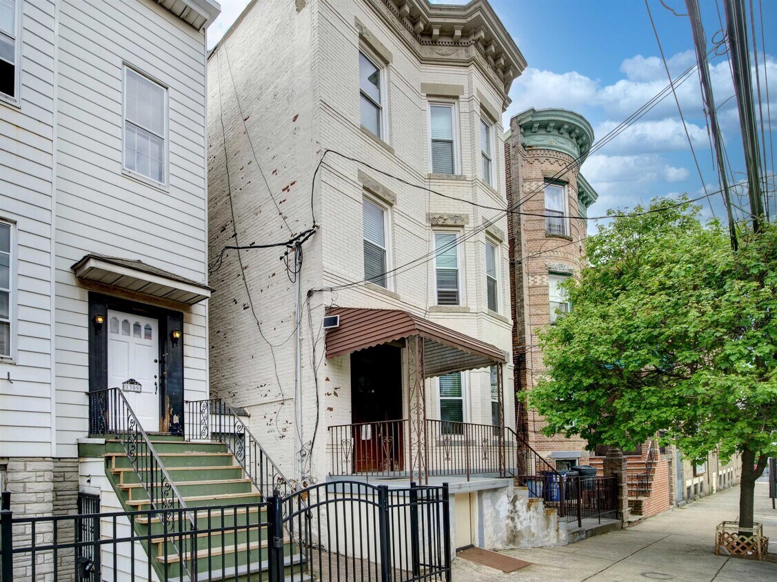 1311 13th St Unit 1, North Bergen, NJ 07047 Room for Rent in North Bergen, NJ