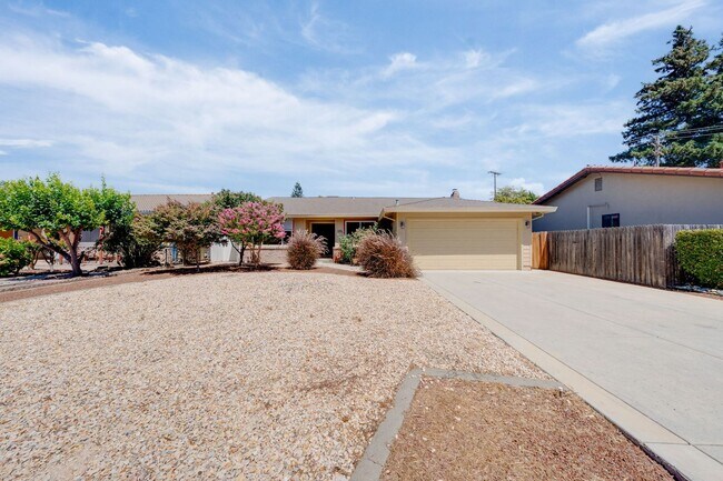 Foto del edificio - Charming 3 Bedroom Single-Story with Firep...