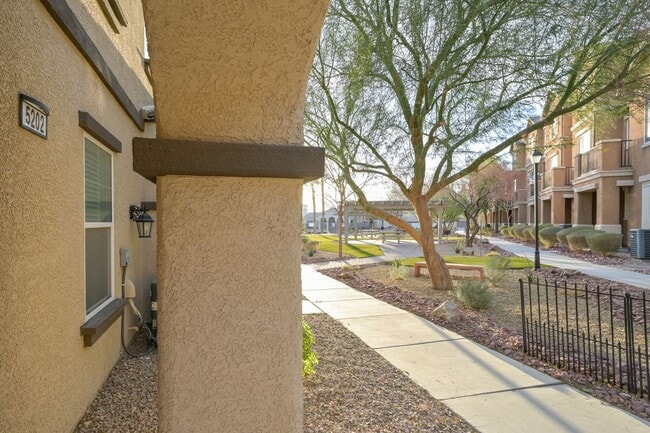 Building Photo - SE!!  Gated!! Community Pool!! Clubhouse!! Fitness Center!! Up Graded Appliances!!! 2 Car Garage!!