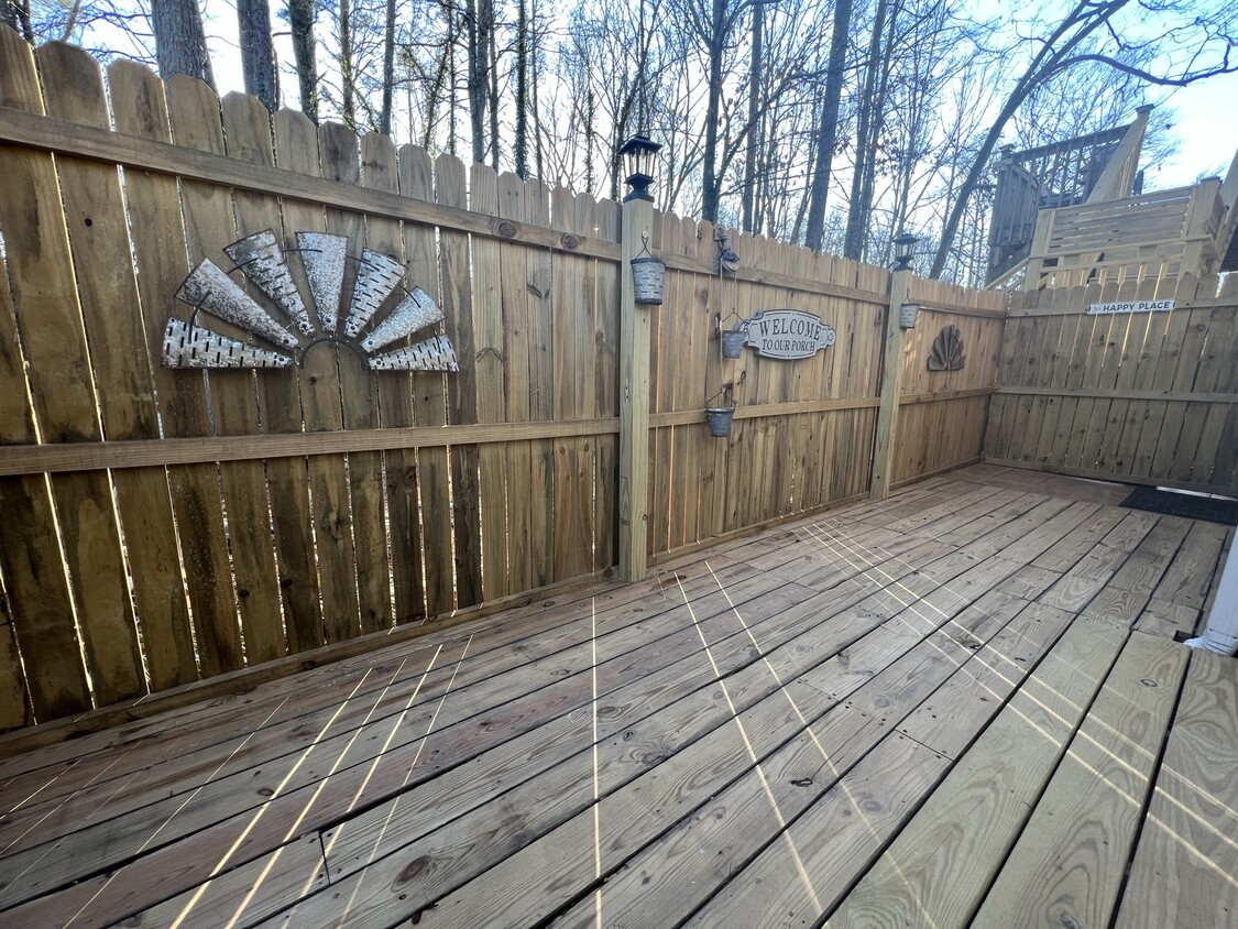 Enter gate to your own private deck area. - 3617 Sunset Rdg