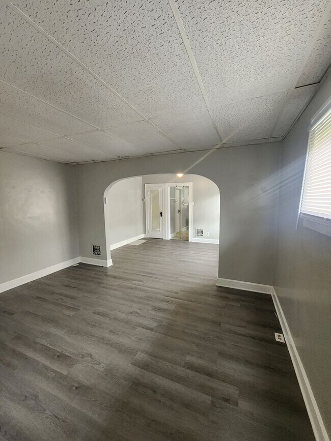 Building Photo - Spacious One Bedroom near 10th and Emerson