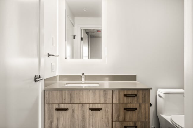 K-1 Suite - Bathroom - Fourth Street Lofts (4SL)