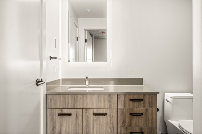 K-1 Suite - Bathroom - Fourth Street Lofts (4SL)
