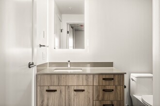 K-1 Suite - Bathroom - Fourth Street Lofts (4SL)