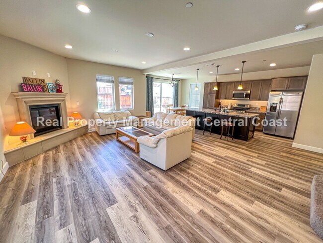 Foto del edificio - LEASE PENDING - Spacious 3 Bedroom / 2.5 B...