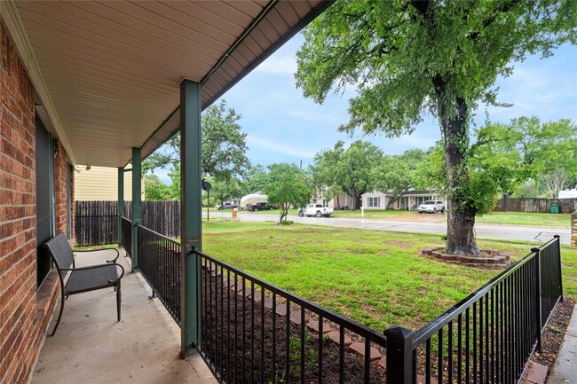 Foto del edificio - 1702 Oakridge Dr