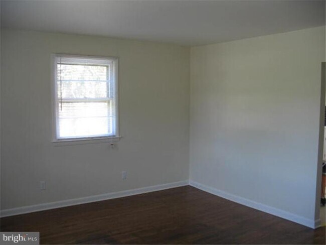 Building Photo - 521 W Maple Ave