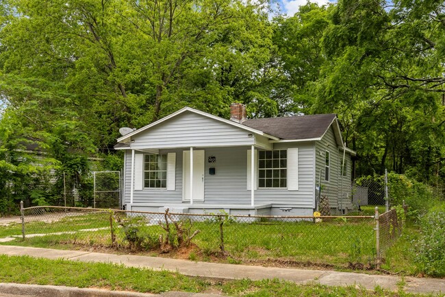 Building Photo - Charming and Newly Renovated 3 Bedroom 1 B...